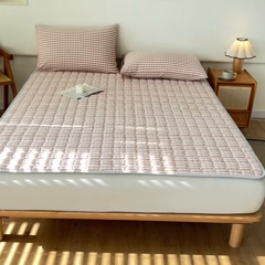91家纺网 家纺一手货源 找家纺 卡伦家纺 2025新款全棉色织水洗棉夹棉床垫席梦思保护垫 粉小格