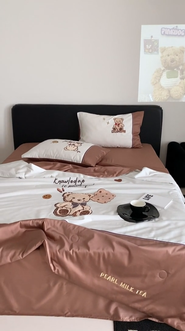 91家纺网 家纺一手货源 找家纺 优然居家纺 2024新款儿童天丝夏被系列 巧克力学院熊