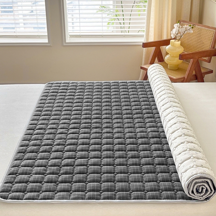 91家纺网 家纺一手货源 找家纺 卡伦家纺 2025新款全棉色织水洗棉夹棉床垫席梦思保护垫 灰小方格