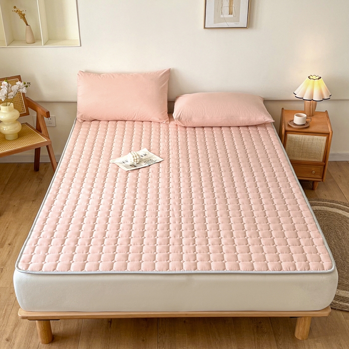 91家纺网 家纺一手货源 找家纺 卡伦家纺 2025新款全棉色织水洗棉夹棉床垫席梦思保护垫 粉青年