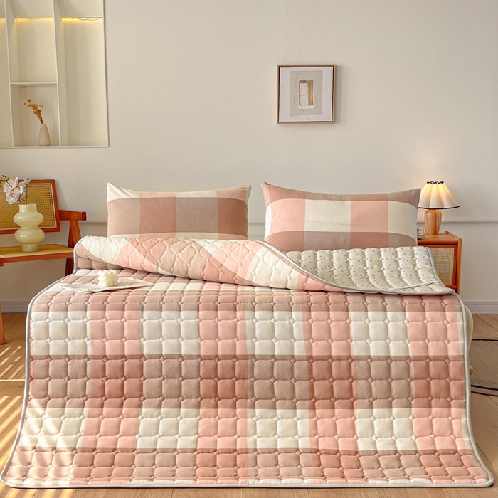 91家纺网 家纺一手货源 找家纺 卡伦家纺 2025新款全棉色织水洗棉夹棉床垫席梦思保护垫 粉大格