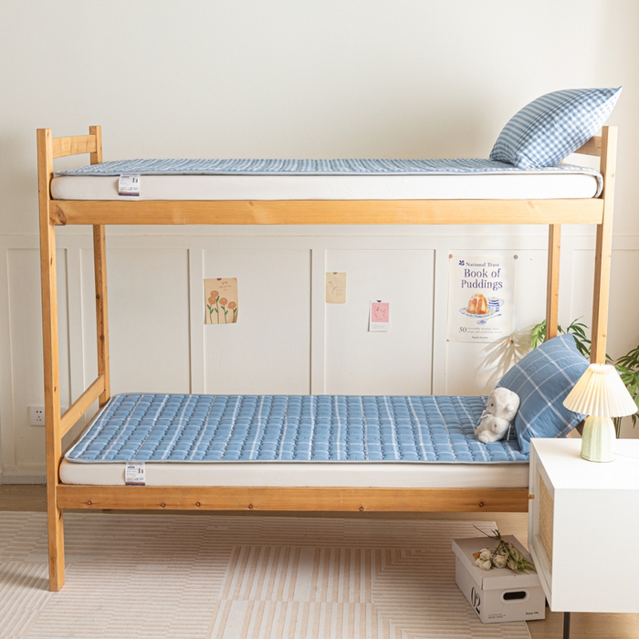 91家纺网 家纺一手货源 找家纺 卡伦家纺 2025新款全棉色织水洗棉夹棉床垫单人学生宿舍床垫 蓝灰中格