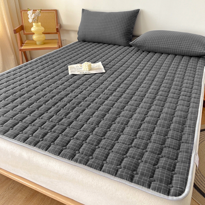 91家纺网 家纺一手货源 找家纺 卡伦家纺 2025新款全棉色织水洗棉夹棉床垫席梦思保护垫 灰小方格