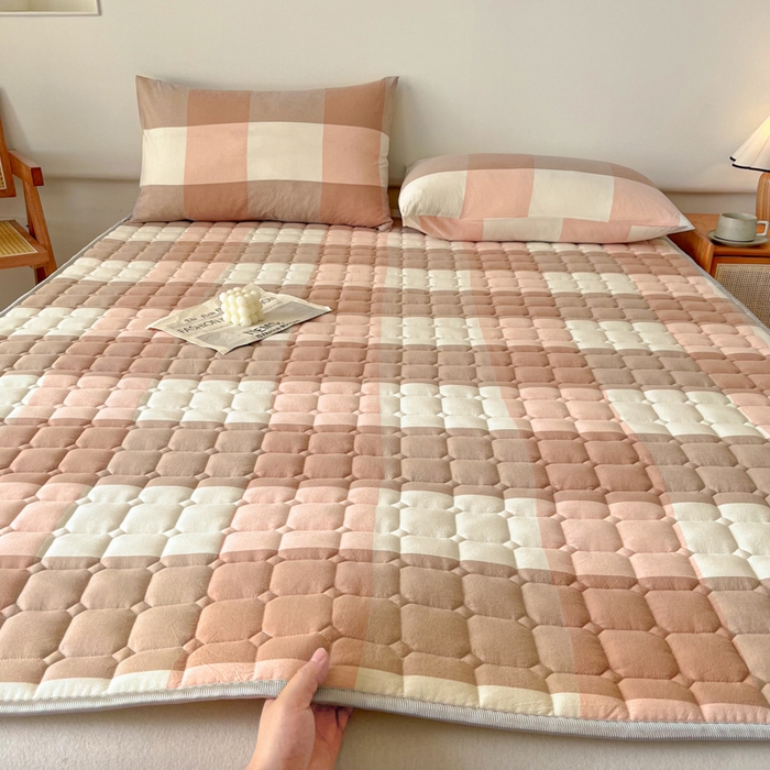 91家纺网 家纺一手货源 找家纺 卡伦家纺 2025新款全棉色织水洗棉夹棉床垫席梦思保护垫 粉大格