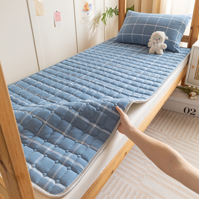 91家纺网 家纺一手货源 找家纺 卡伦家纺 2025新款全棉色织水洗棉夹棉床垫单人学生宿舍床垫 蓝灰中格