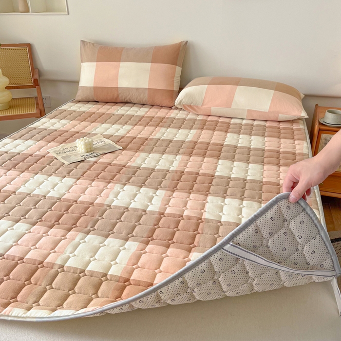 91家纺网 家纺一手货源 找家纺 卡伦家纺 2025新款全棉色织水洗棉夹棉床垫席梦思保护垫 粉大格