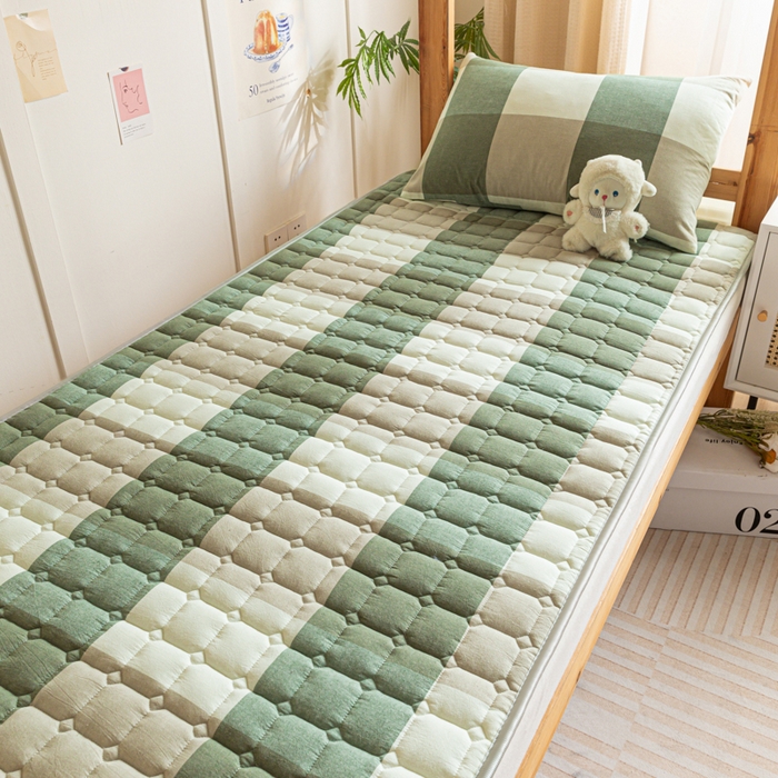 91家纺网 家纺一手货源 找家纺 卡伦家纺 2025新款全棉色织水洗棉夹棉床垫单人学生宿舍床垫 绿大格