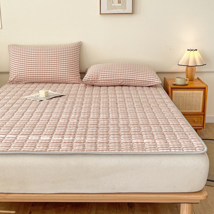 91家纺网 家纺一手货源 找家纺 卡伦家纺 2025新款全棉色织水洗棉夹棉床垫席梦思保护垫 粉小格