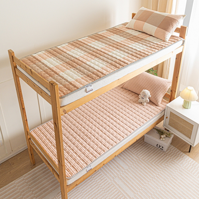 91家纺网 家纺一手货源 找家纺 卡伦家纺 2025新款全棉色织水洗棉夹棉床垫单人学生宿舍床垫 粉小格