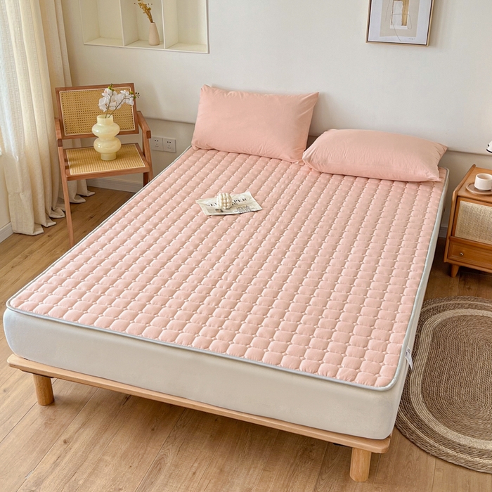 91家纺网 家纺一手货源 找家纺 卡伦家纺 2025新款全棉色织水洗棉夹棉床垫席梦思保护垫 粉青年