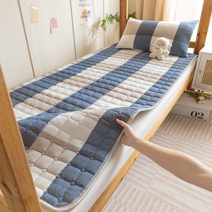 91家纺网 家纺一手货源 找家纺 卡伦家纺 2025新款全棉色织水洗棉夹棉床垫单人学生宿舍床垫 蓝大格