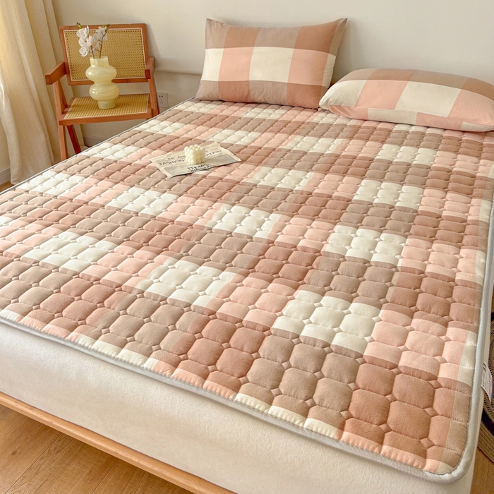 91家纺网 家纺一手货源 找家纺 卡伦家纺 2025新款全棉色织水洗棉夹棉床垫席梦思保护垫 粉大格