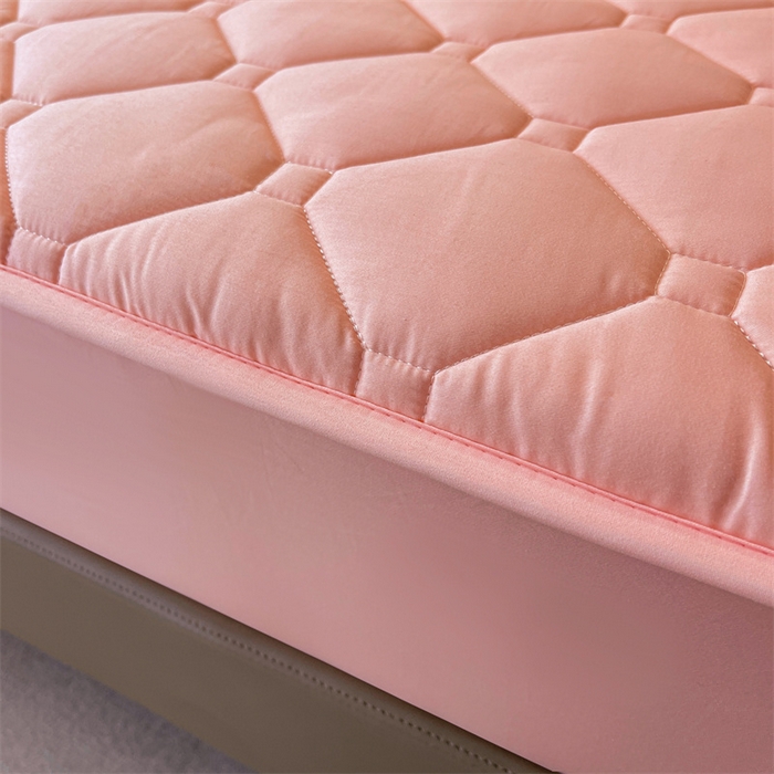 91家纺网 家纺一手货源 找家纺 满羽 2024新款防晒防水酒店抗菌夹棉床笠 香妃粉