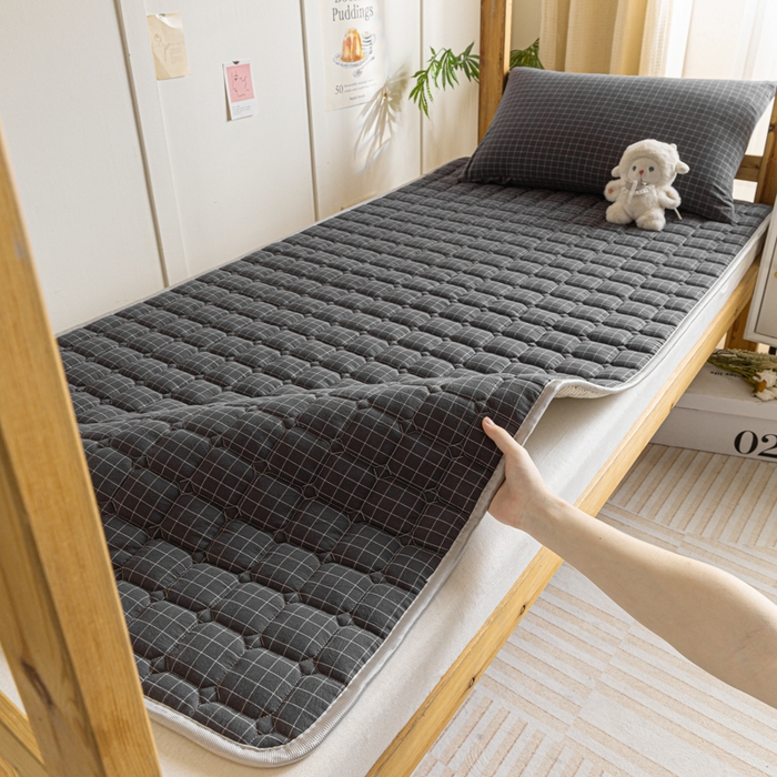 91家纺网 家纺一手货源 找家纺 卡伦家纺 2025新款全棉色织水洗棉夹棉床垫单人学生宿舍床垫 灰小方格