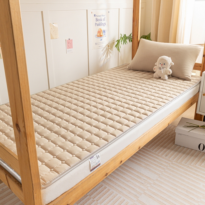 91家纺网 家纺一手货源 找家纺 卡伦家纺 2025新款全棉色织水洗棉夹棉床垫单人学生宿舍床垫 咖青年