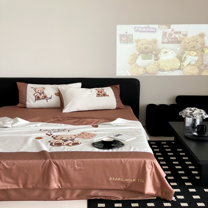 91家纺网 家纺一手货源 找家纺 优然居家纺 2024新款儿童天丝夏被系列 巧克力学院熊