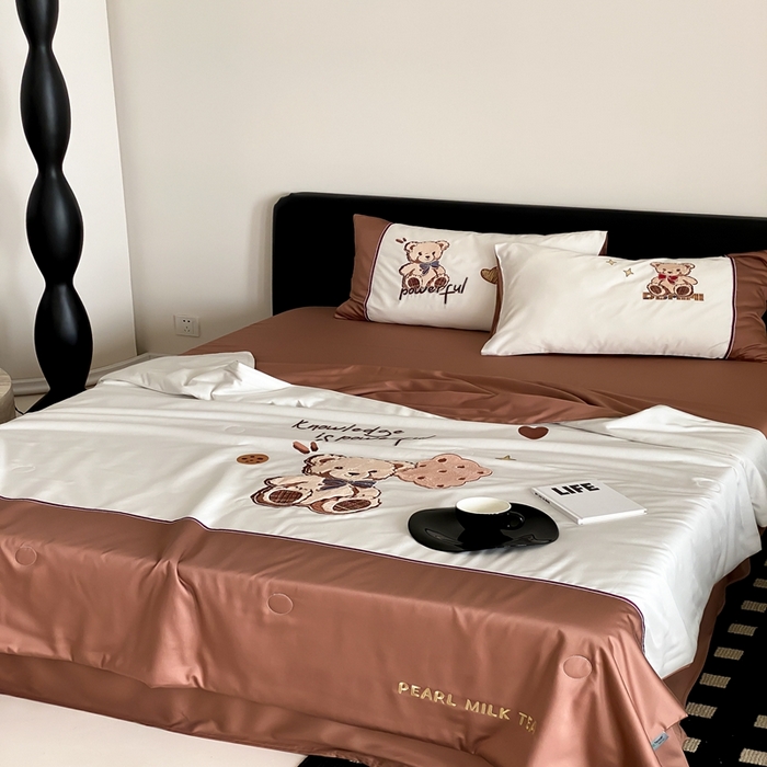 91家纺网 家纺一手货源 找家纺 优然居家纺 2024新款儿童天丝夏被系列 巧克力学院熊