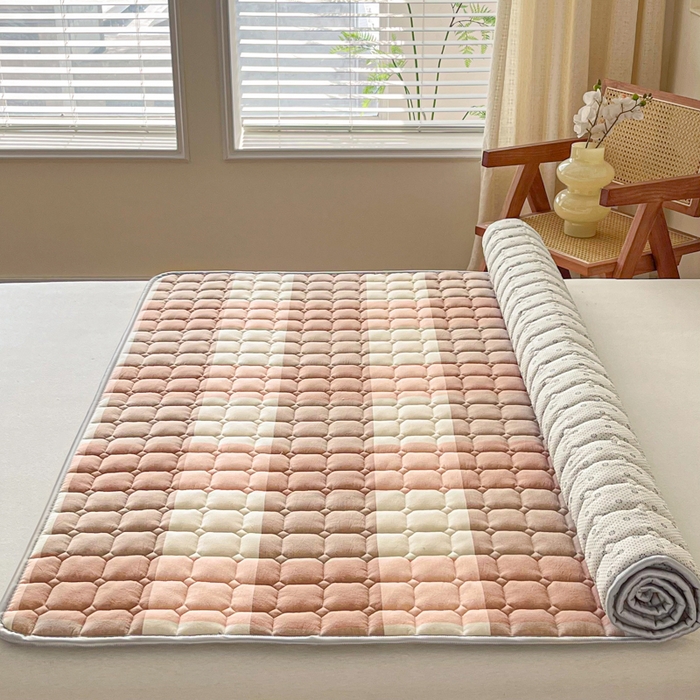 91家纺网 家纺一手货源 找家纺 卡伦家纺 2025新款全棉色织水洗棉夹棉床垫席梦思保护垫 粉大格