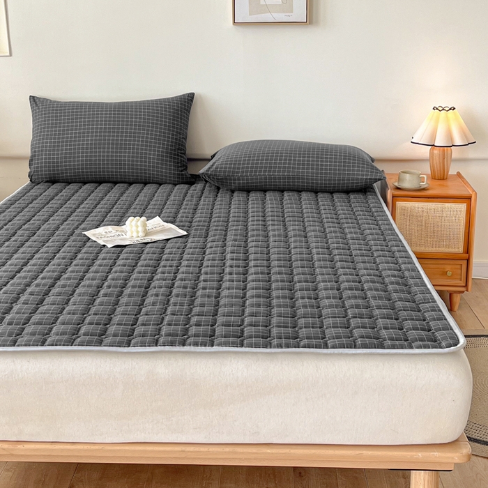 91家纺网 家纺一手货源 找家纺 卡伦家纺 2025新款全棉色织水洗棉夹棉床垫席梦思保护垫 灰小方格