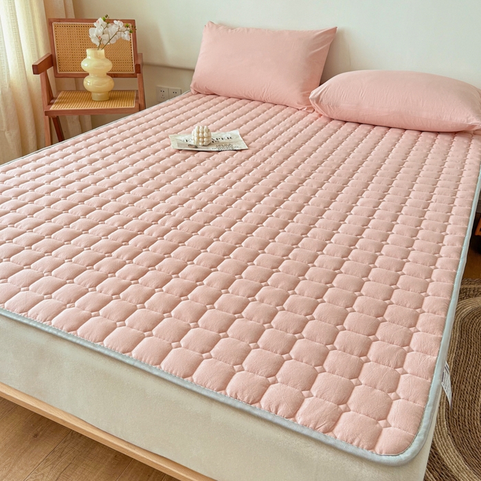 91家纺网 家纺一手货源 找家纺 卡伦家纺 2025新款全棉色织水洗棉夹棉床垫席梦思保护垫 粉青年