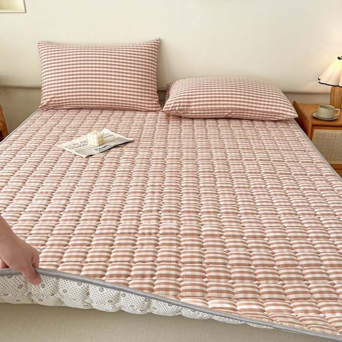 91家纺网 家纺一手货源 找家纺 卡伦家纺 2025新款全棉色织水洗棉夹棉床垫席梦思保护垫 粉小格