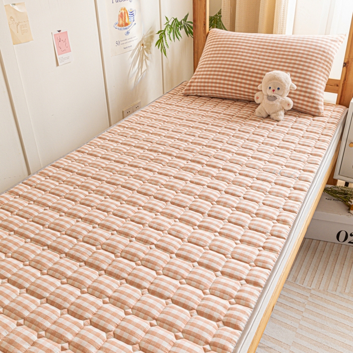 91家纺网 家纺一手货源 找家纺 卡伦家纺 2025新款全棉色织水洗棉夹棉床垫单人学生宿舍床垫 粉小格