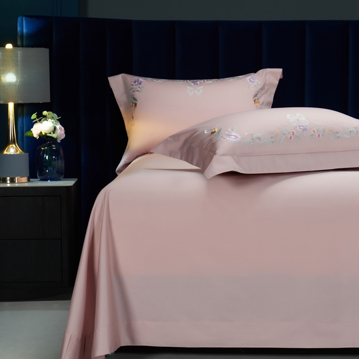 91家纺网 家纺一手货源 找家纺 美娘阁2025新款双股长绒棉居家款四件套 花与爱丽丝-粉玉色