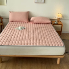 91家纺网 家纺一手货源 找家纺 卡伦家纺 2025新款全棉色织水洗棉夹棉床垫席梦思保护垫 粉青年