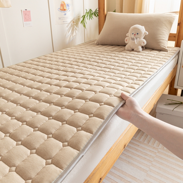 91家纺网 家纺一手货源 找家纺 卡伦家纺 2025新款全棉色织水洗棉夹棉床垫单人学生宿舍床垫 咖青年