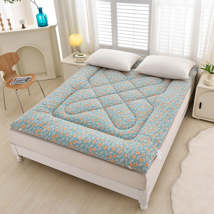 91家纺网 家纺一手货源 找家纺 富威堡家纺 2025新款双层纱棉花床垫 桃花朵朵（蓝）