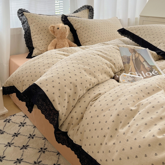 91家纺网 家纺一手货源 找家纺 2025新款全棉黑边双层纱花边款四件套 花边款-小爱心