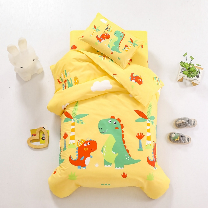 91家纺网 家纺一手货源 找家纺 鱼宝 2025新款全棉幼儿园套件 恐龙兄弟黄