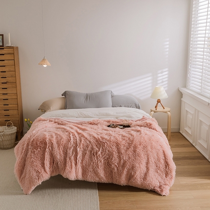 91家纺网 家纺一手货源 找家纺 （总）2025新款纯色4CM长毛PV绒孔雀绒毛毯休闲毯外贸毯