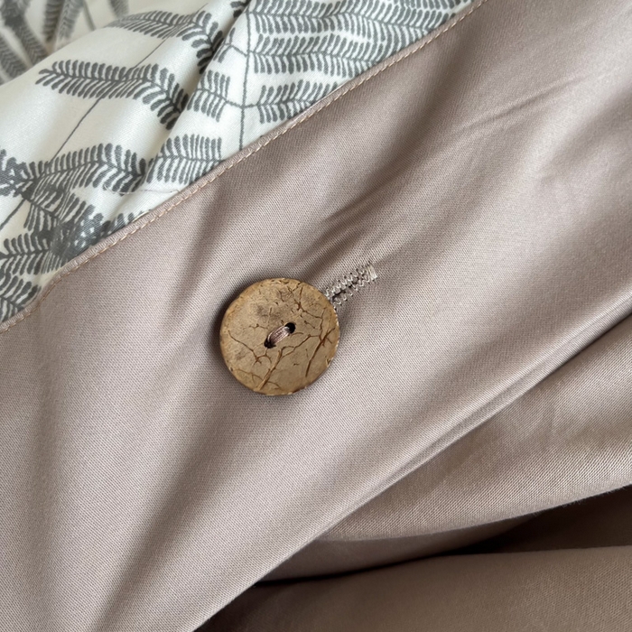 91家纺网 家纺一手货源 找家纺 艾迪尚家纺 2025新款柔丝茸磨毛印花纽扣款四件套 送吊牌奈雪