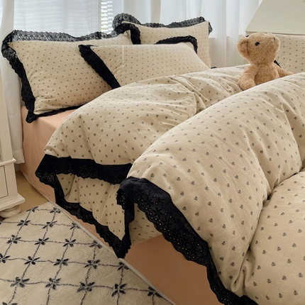 91家纺网 家纺一手货源 找家纺 2025新款全棉黑边双层纱花边款四件套 花边款-小爱心