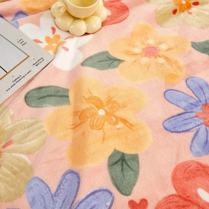 91家纺网 家纺一手货源 找家纺 悦织湾家纺 2025新款加厚云貂绒双面毛毯盖毯 缤纷花朵-粉