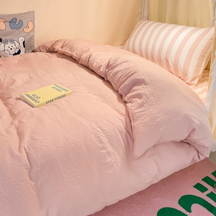 91家纺网 家纺一手货源 找家纺 悦织湾家纺 2025新款水洗棉纯色条纹小眼睛学生宿舍三件套 雅粉中条