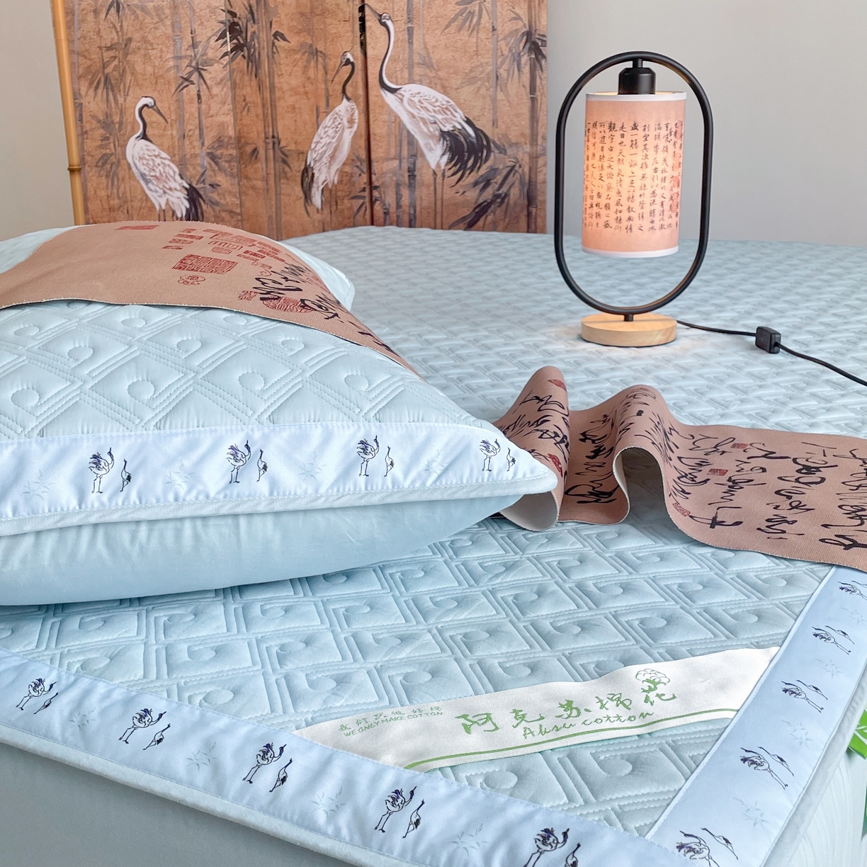 91家纺网 家纺一手货源 找家纺 豪选家纺 2025最新上市秋冬新品爆款国风纯棉新疆棉夹棉床笠四季款   国风-浅蓝