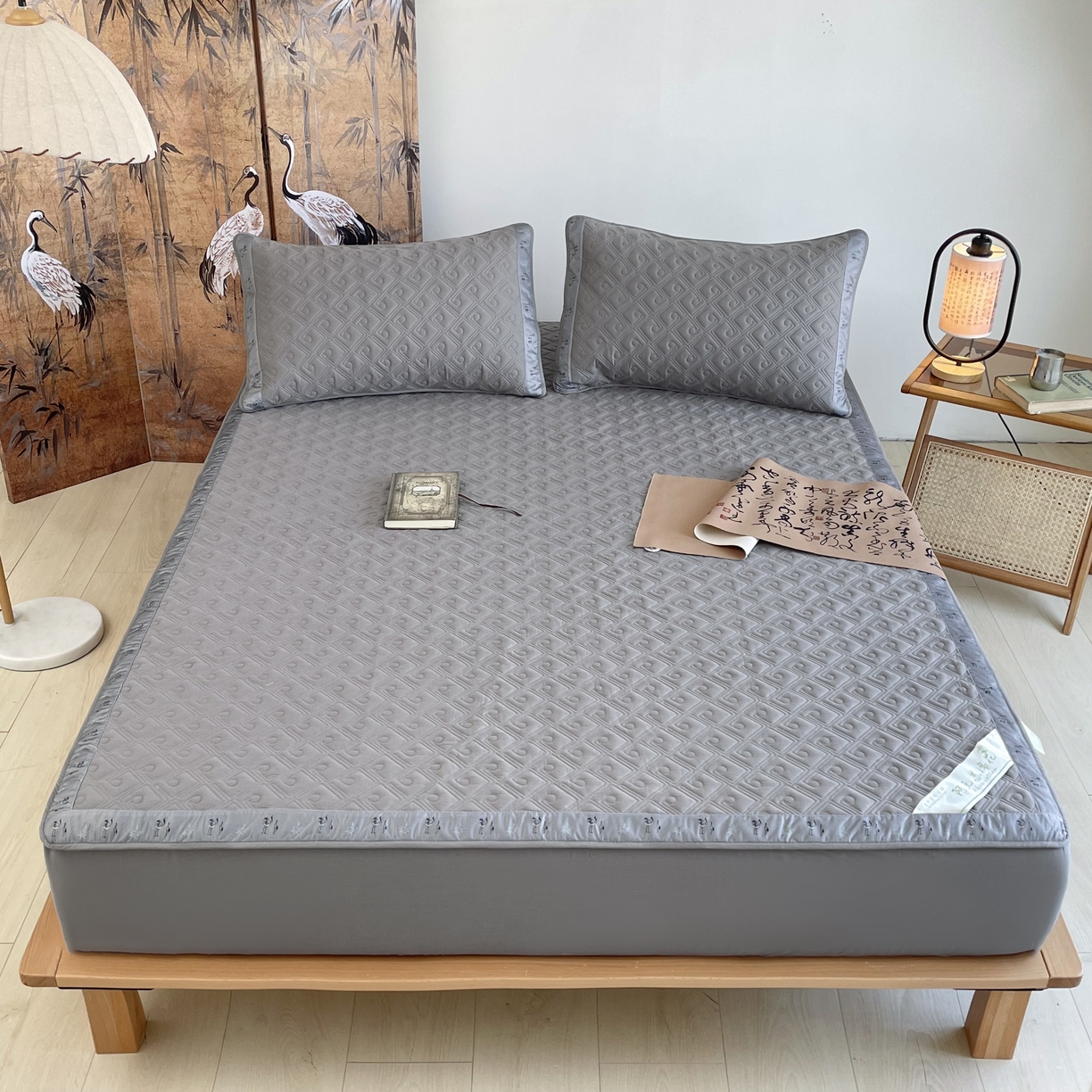 91家纺网 家纺一手货源 找家纺 豪选家纺 2025最新上市秋冬新品爆款国风纯棉新疆棉夹棉床笠四季款   国风-浅灰