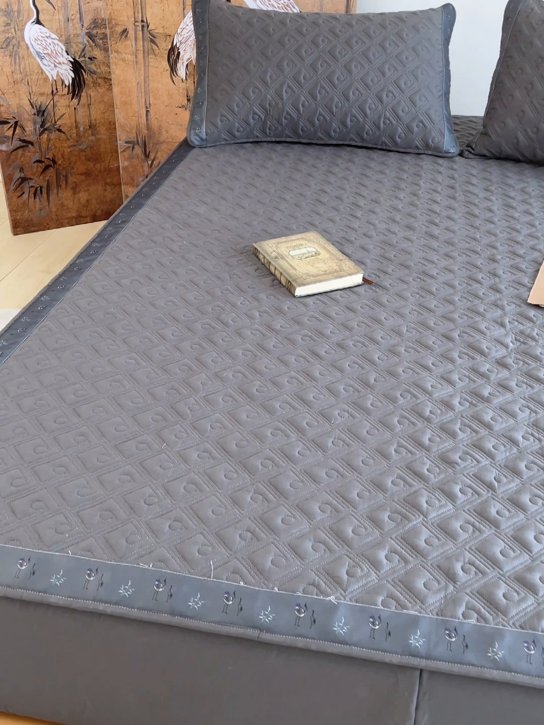 91家纺网 家纺一手货源 找家纺 豪选家纺 2025最新上市秋冬新品爆款国风纯棉新疆棉夹棉床笠四季款   国风-深灰