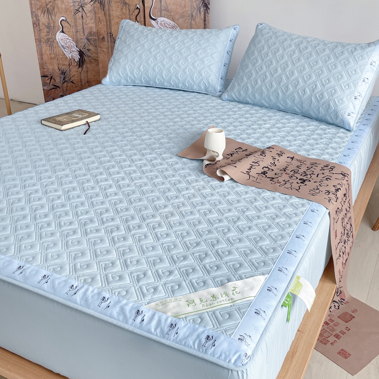 91家纺网 家纺一手货源 找家纺 豪选家纺 2025最新上市秋冬新品爆款国风纯棉新疆棉夹棉床笠四季款   国风-浅蓝