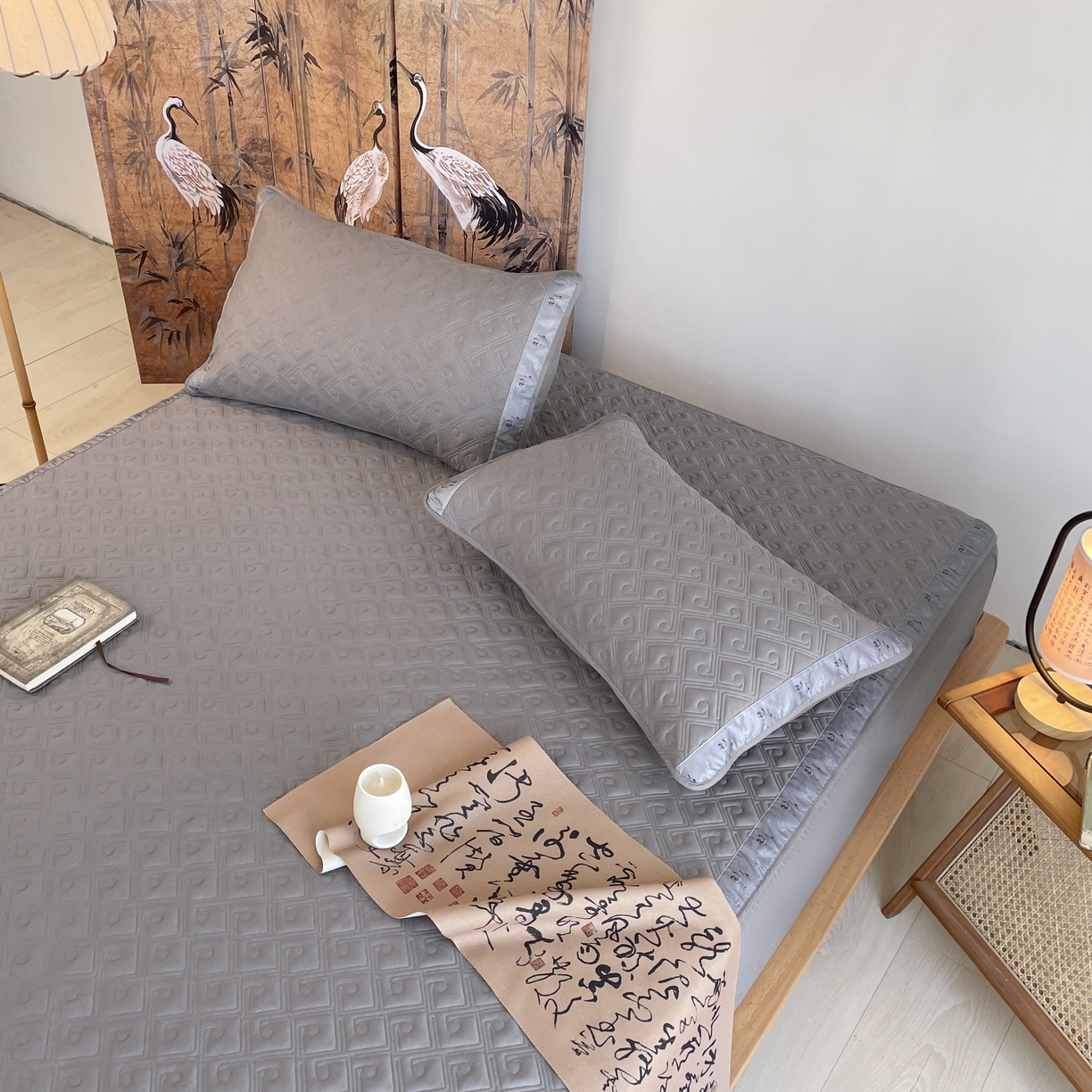 91家纺网 家纺一手货源 找家纺 豪选家纺 2025最新上市秋冬新品爆款国风纯棉新疆棉夹棉床笠四季款   国风-浅灰