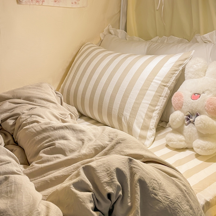 91家纺网 家纺一手货源 找家纺 悦织湾家纺 2025新款水洗棉纯色条纹小眼睛学生宿舍三件套 奶咖中条