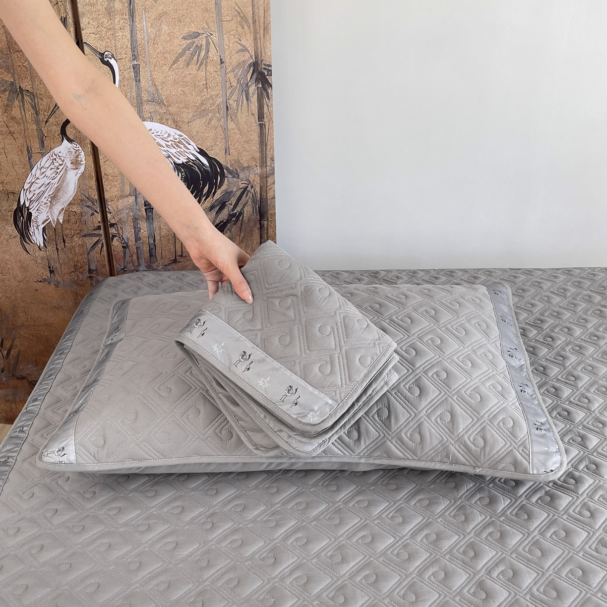 91家纺网 家纺一手货源 找家纺 豪选家纺 2025最新上市秋冬新品爆款国风纯棉新疆棉夹棉床笠四季款   国风-浅灰