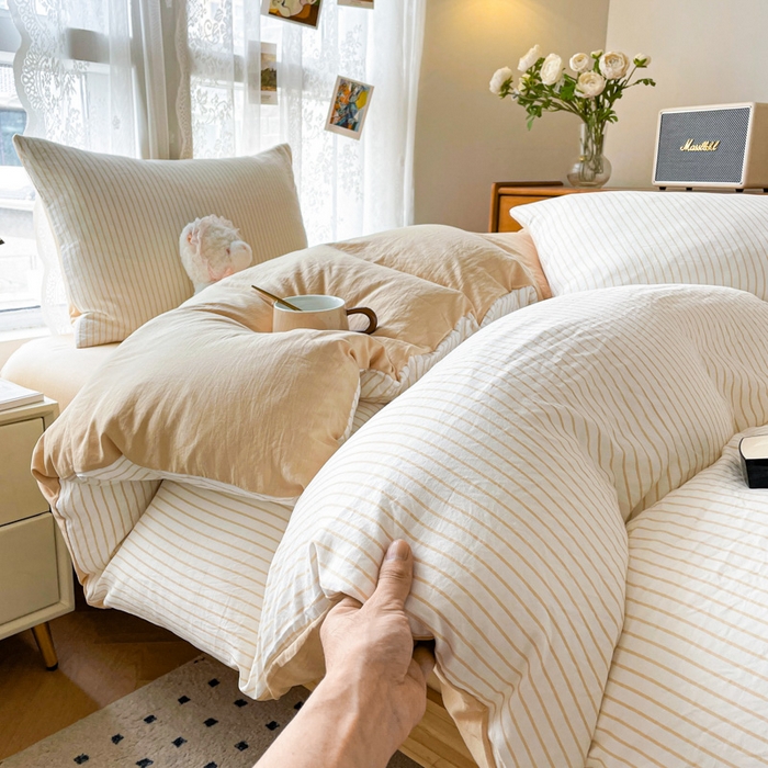 91家纺网 家纺一手货源 找家纺 悦织湾家纺 2025新款水洗棉纯色条纹小眼睛学生宿舍三件套 良品条纹驼