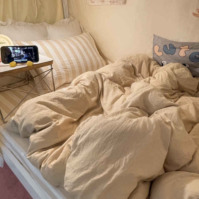 91家纺网 家纺一手货源 找家纺 悦织湾家纺 2025新款水洗棉纯色条纹小眼睛学生宿舍三件套 浅驼中条