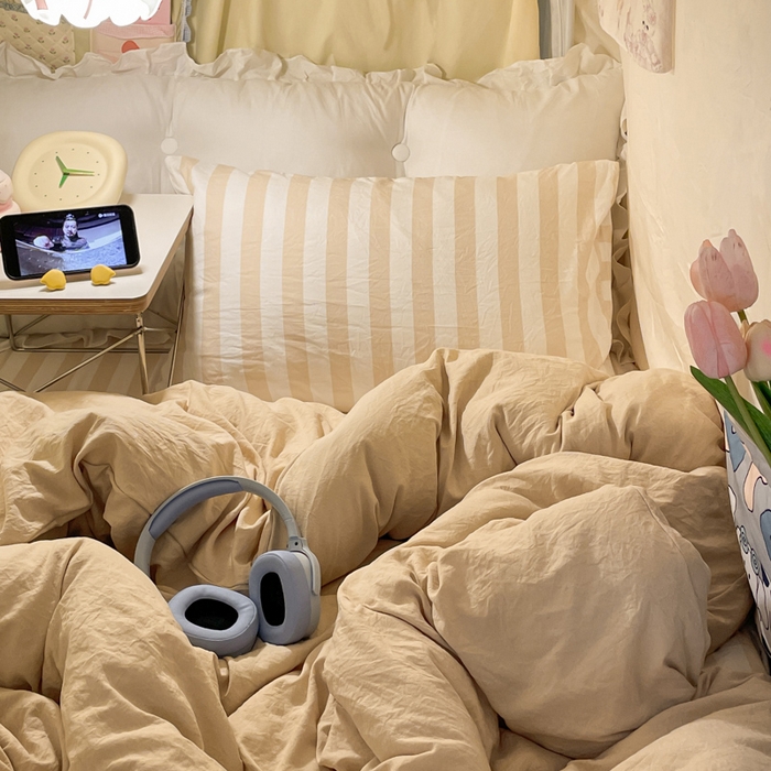 91家纺网 家纺一手货源 找家纺 悦织湾家纺 2025新款水洗棉纯色条纹小眼睛学生宿舍三件套 浅驼中条