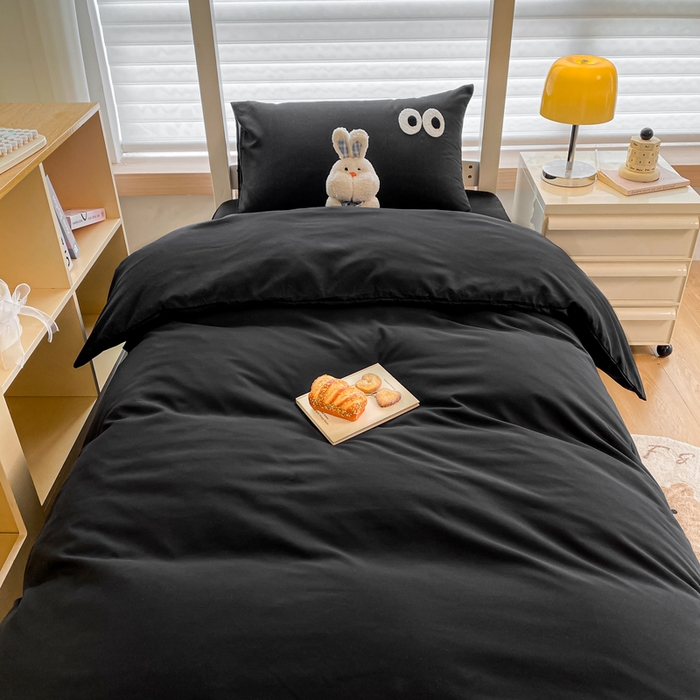 91家纺网 家纺一手货源 找家纺 悦织湾家纺 2025新款水洗棉纯色条纹小眼睛学生宿舍三件套 小眼睛酷黑