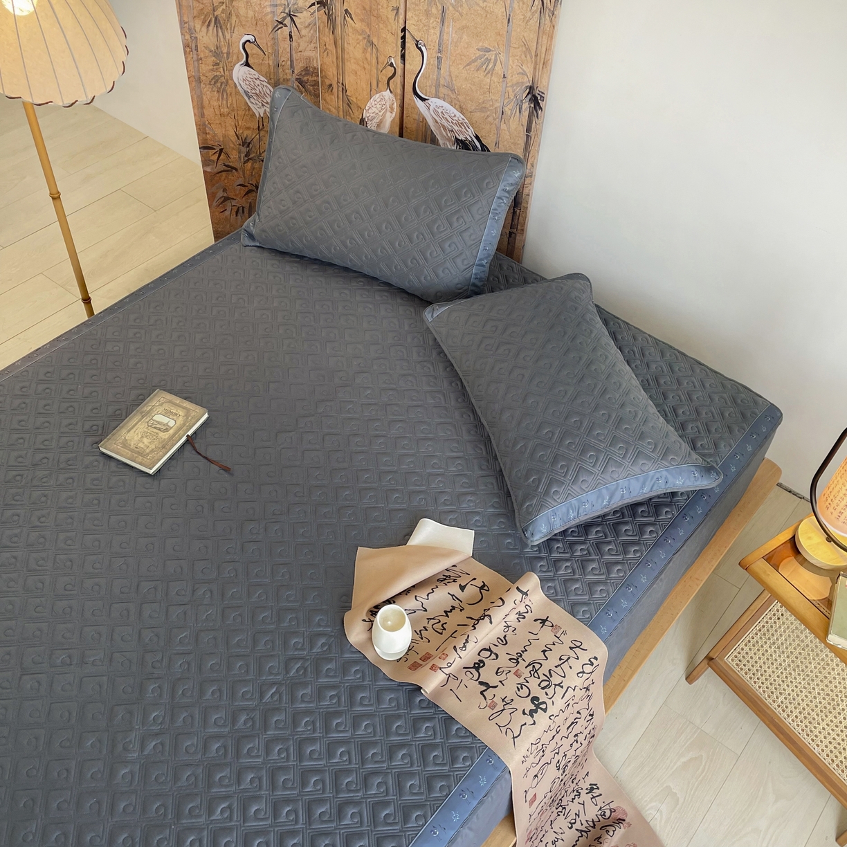 91家纺网 家纺一手货源 找家纺 豪选家纺 2025最新上市秋冬新品爆款国风纯棉新疆棉夹棉床笠四季款   国风-深灰