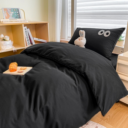 91家纺网 家纺一手货源 找家纺 悦织湾家纺 2025新款水洗棉纯色条纹小眼睛学生宿舍三件套 小眼睛酷黑